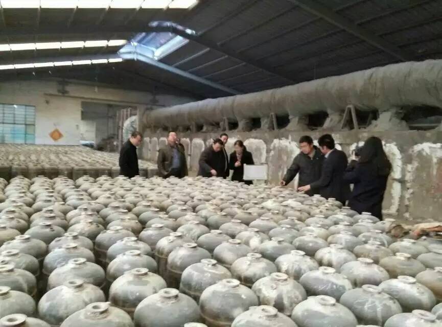 The employees of Yongquan together go to spring